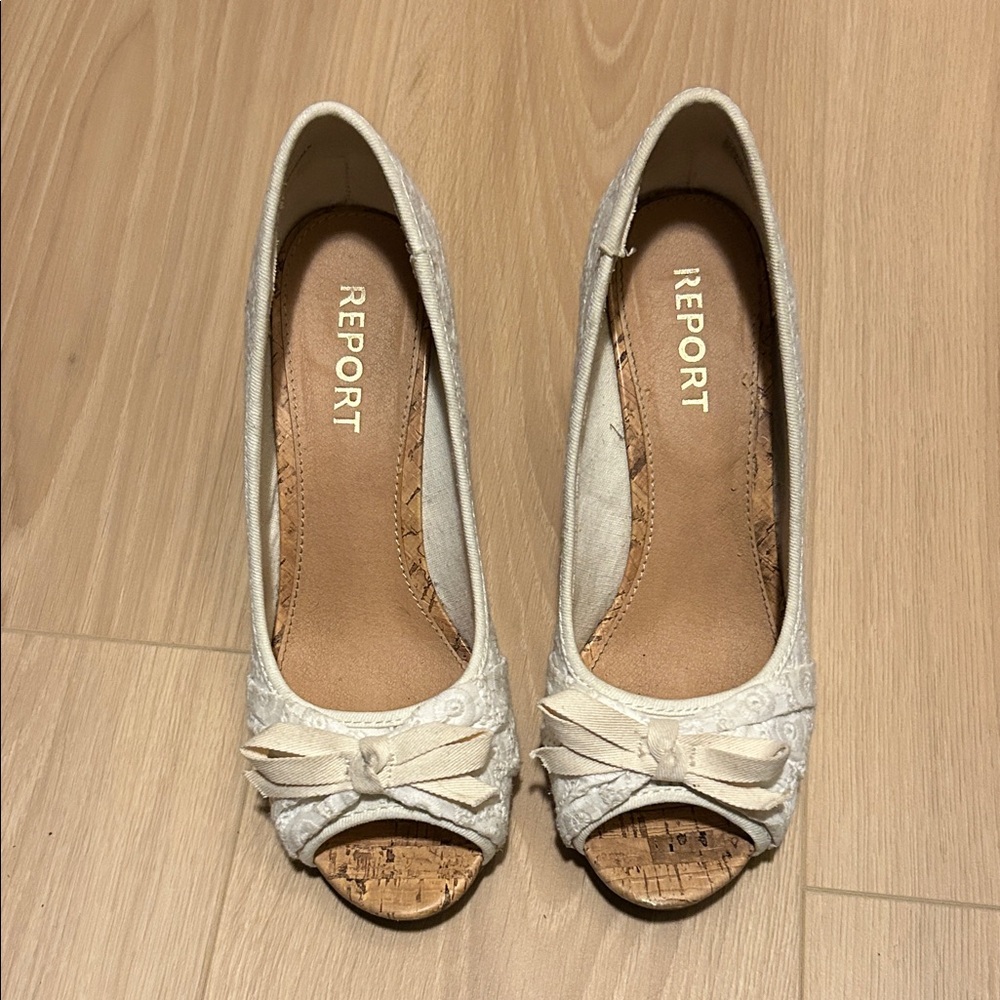 Report Women's Cream Bow Peep Toe Heels